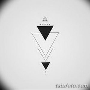 Черно-белое фото тату, изображающее ряд минималистичных треугольников, расположенных друг под другом. Простой и элегантный дизайн.